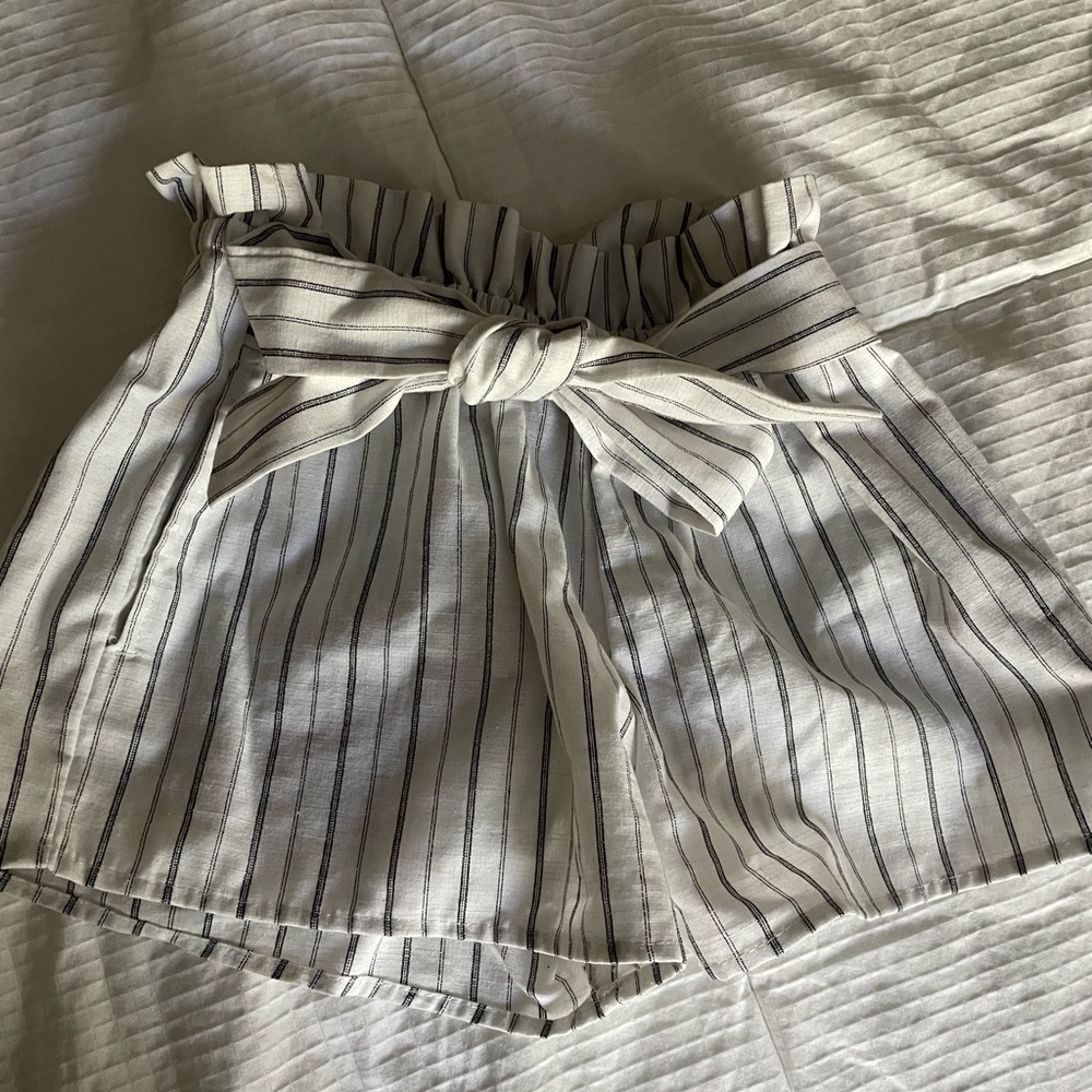 Flowy, striped linen dress shorts